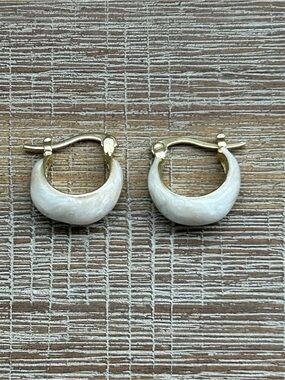 Cream Enamel Gold Tone Vintage Style Hoop Earring New